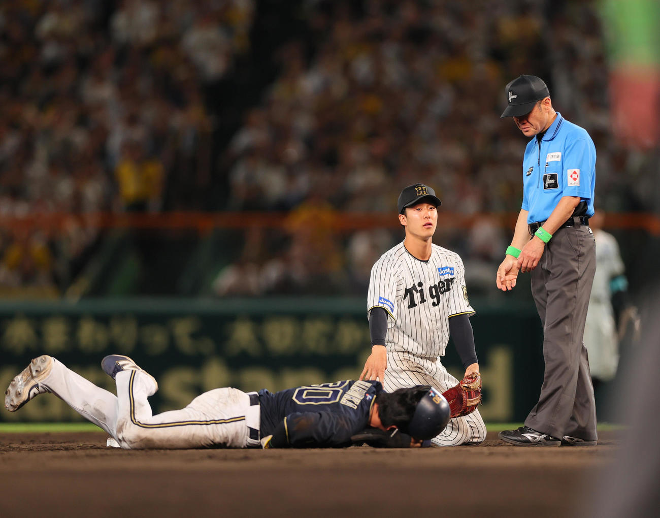 阪神対オリックス　9回表オリックス無死一塁、一塁走者広岡は西川の二ゴロで二塁スライディングも守備妨害でアウト（撮影・上山淳一）