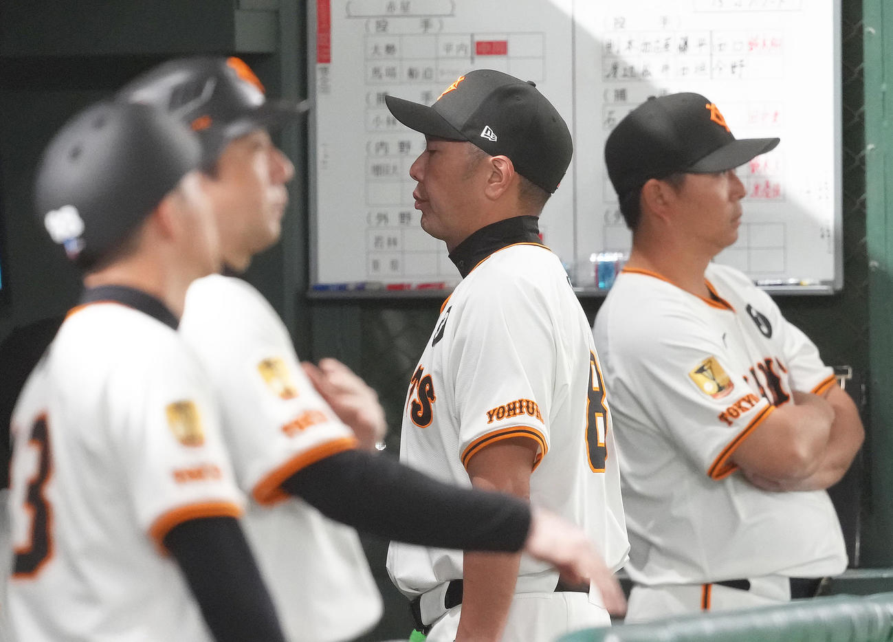 巨人対楽天　8回途中、巨人ルドナードの交代を告げ、浮かない顔でベンチに戻る阿部監督＝2025年6月6日