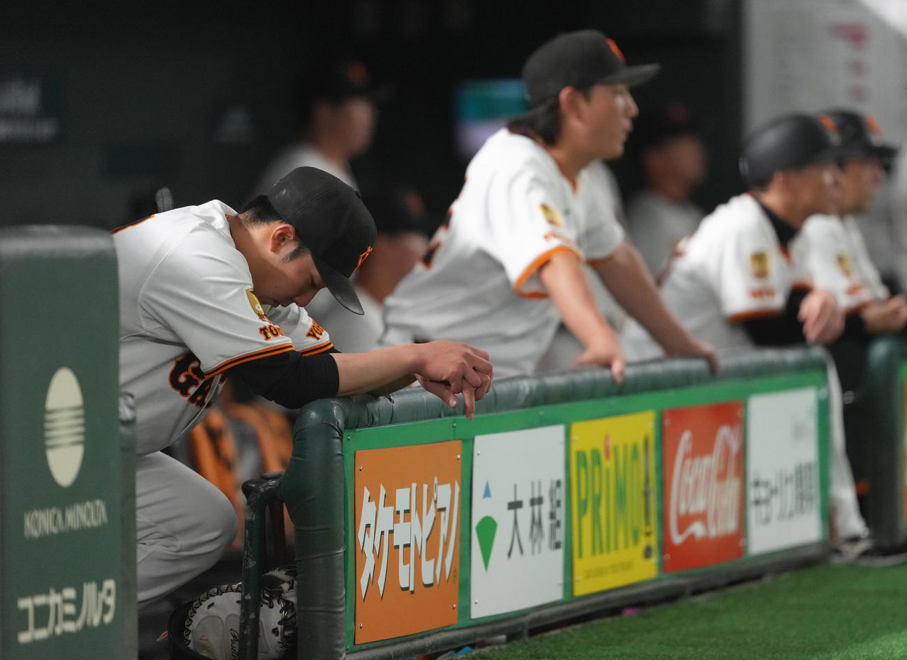 巨人対楽天　7回途中でマウンドを降りた巨人赤星（左端）はベンチでうつむく（撮影・足立雅史）