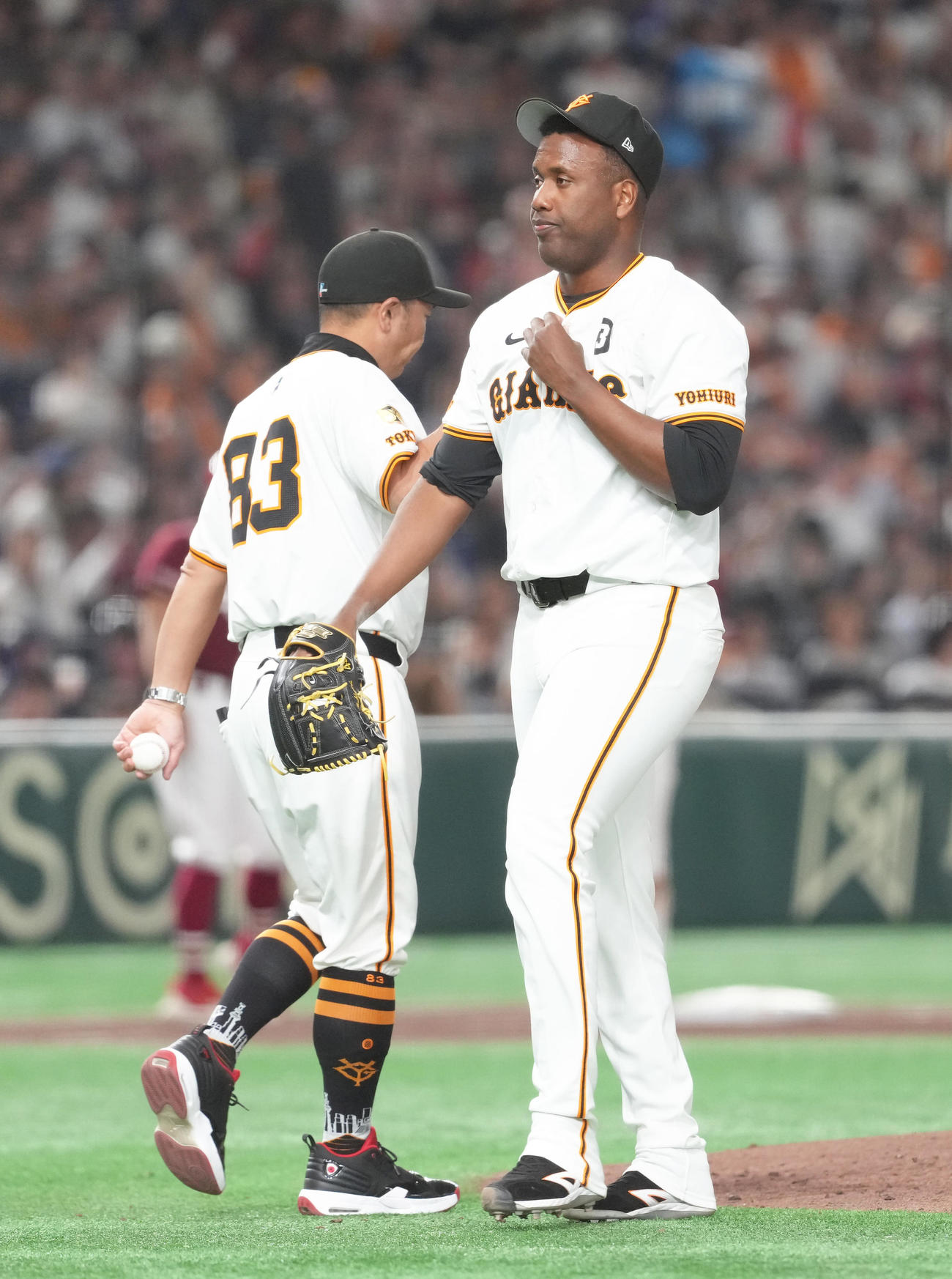 巨人対楽天　8回途中、巨人バルドナード（右）の交代を告げる阿部監督（撮影・足立雅史）