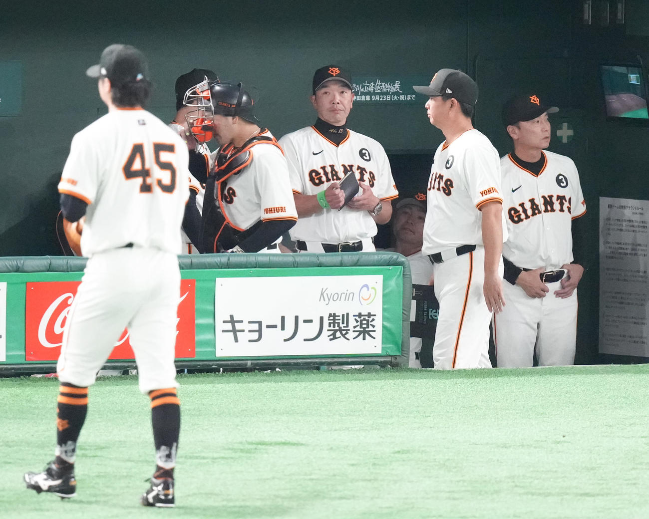 巨人対楽天　8回表を終えベンチへ戻る田中瑛（左）と浮かない表情の巨人阿部監督（中央）（撮影・鈴木みどり）