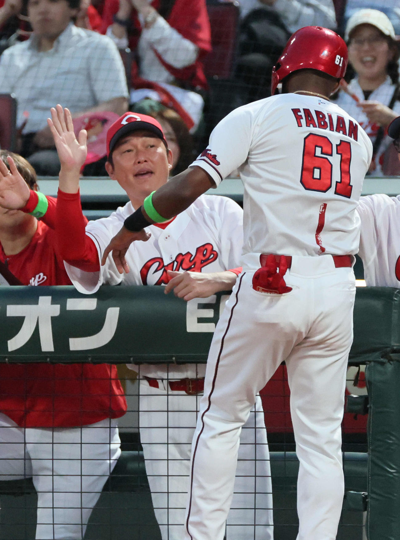 広島対西武　4回裏広島無死一、三塁、坂倉の同点犠飛で生還したファビアンを迎える新井監督（撮影・加藤孝規）