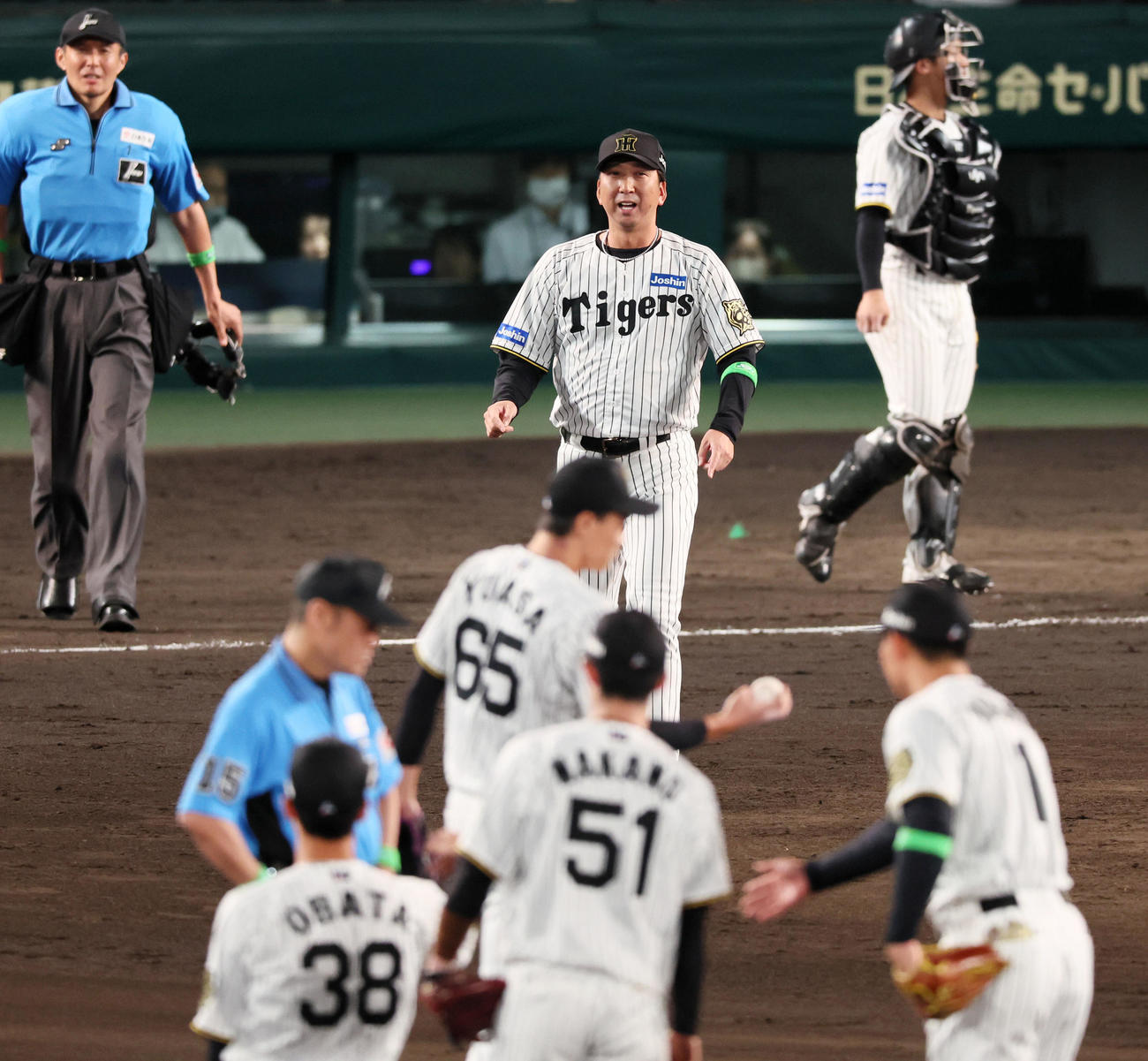 阪神対オリックス　9回表オリックス無死一塁、一塁走者広岡が小幡と接触し様子を見に守備陣のほうへ向かう藤川監督（撮影・加藤哉）