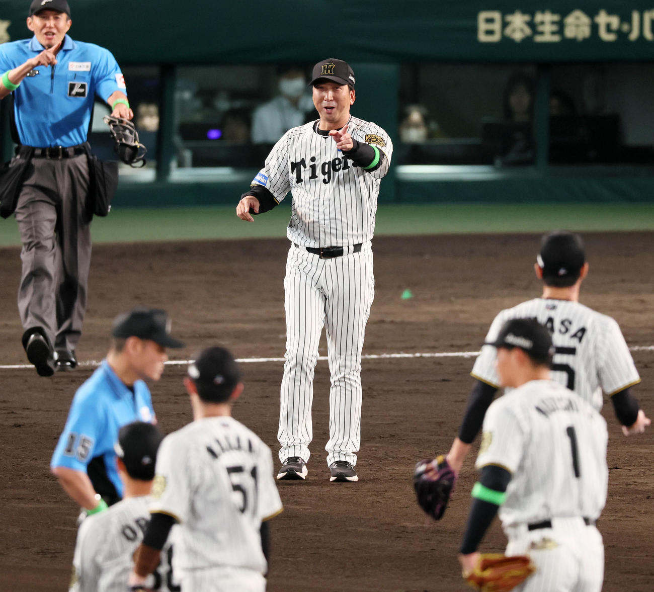 阪神対オリックス　9回表オリックス無死一塁、一塁走者広岡が小幡と接触し様子を見に守備陣のほうへ向かう藤川監督（撮影・加藤哉）
