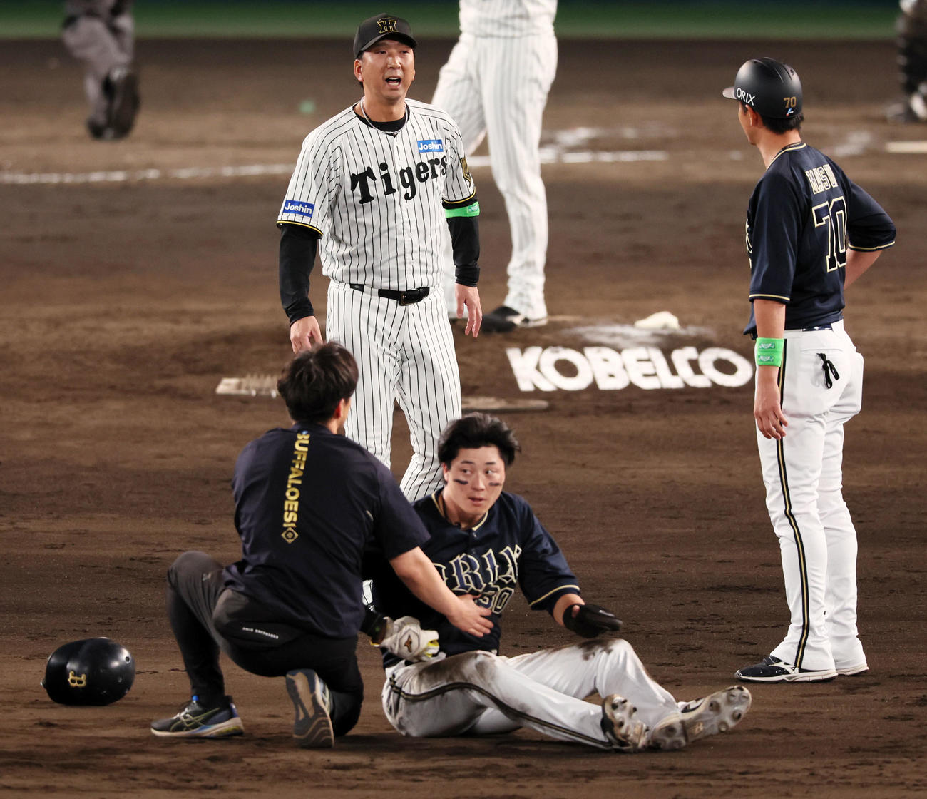 阪神対オリックス　9回表オリックス無死一塁、一塁走者広岡が小幡と接触し声を掛けて気遣う藤川監督（撮影・加藤哉）