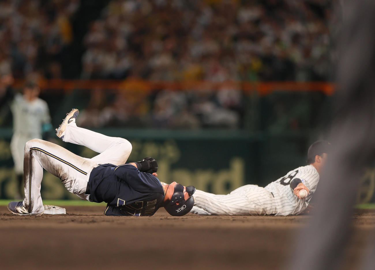 阪神対オリックス　9回表オリックス無死一塁、一塁走者広岡は西川の二ゴロで二塁スライディングも守備妨害でアウト（撮影・上山淳一）