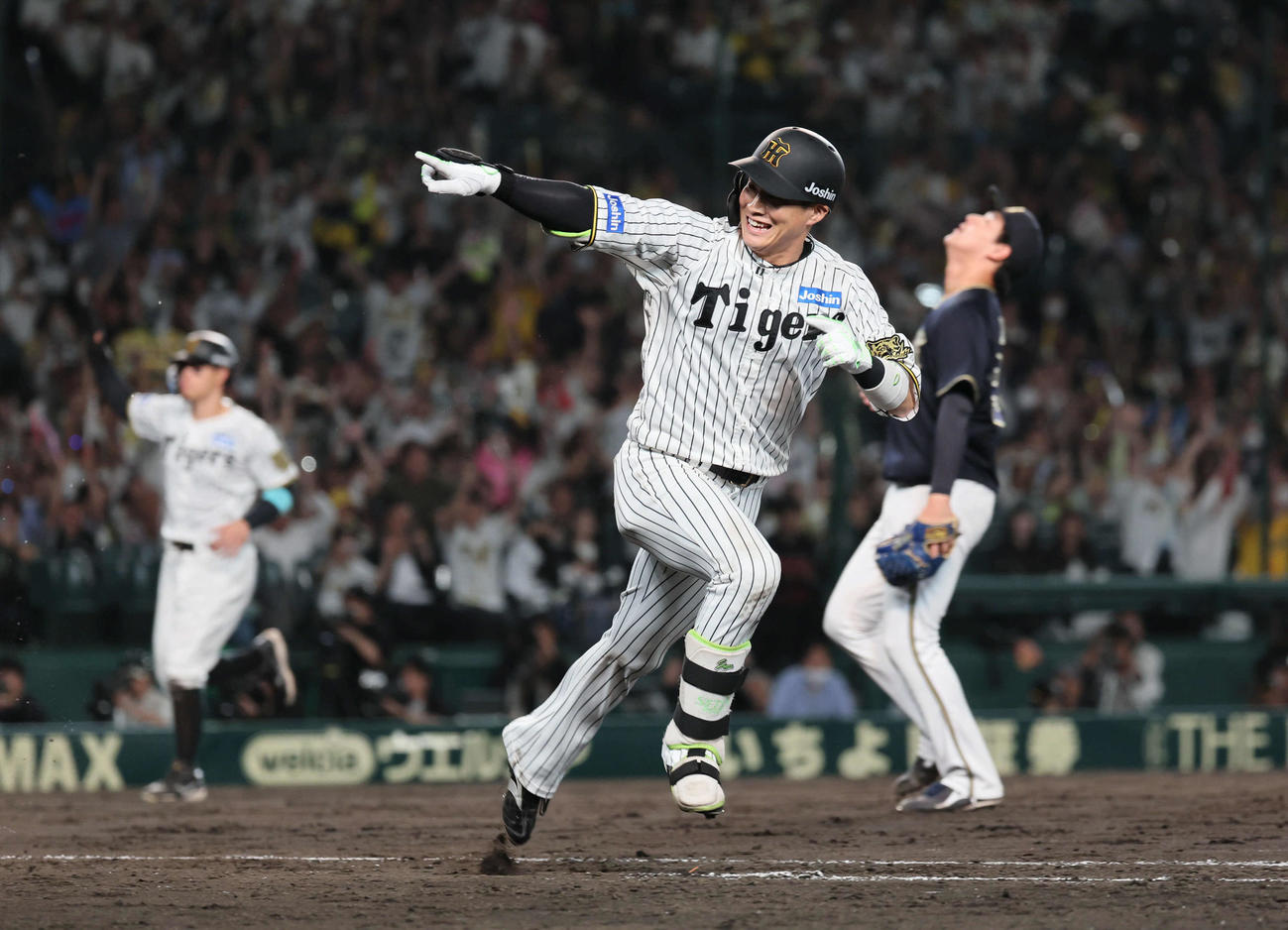 阪神対オリックス　10回裏阪神1死満塁、木浪はサヨナラ適時打を放つ。右は川瀬（撮影・宮崎幸一）