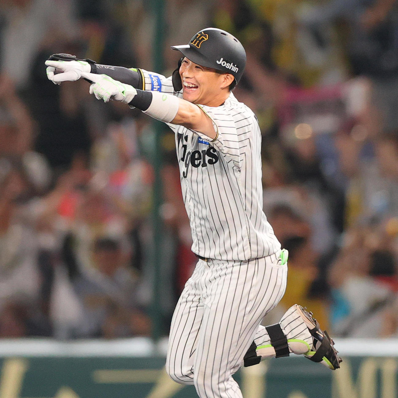 阪神対オリックス　10回裏阪神1死満塁、木浪はサヨナラ右前適時打を放ち喜ぶ（撮影・上山淳一）