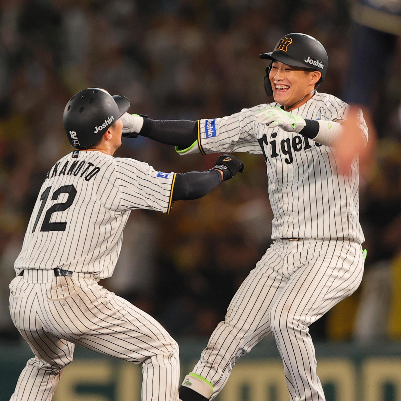 阪神対オリックス　10回裏阪神1死満塁、木浪（右）はサヨナラ右前適時打を放ち喜ぶ（撮影・上山淳一）
