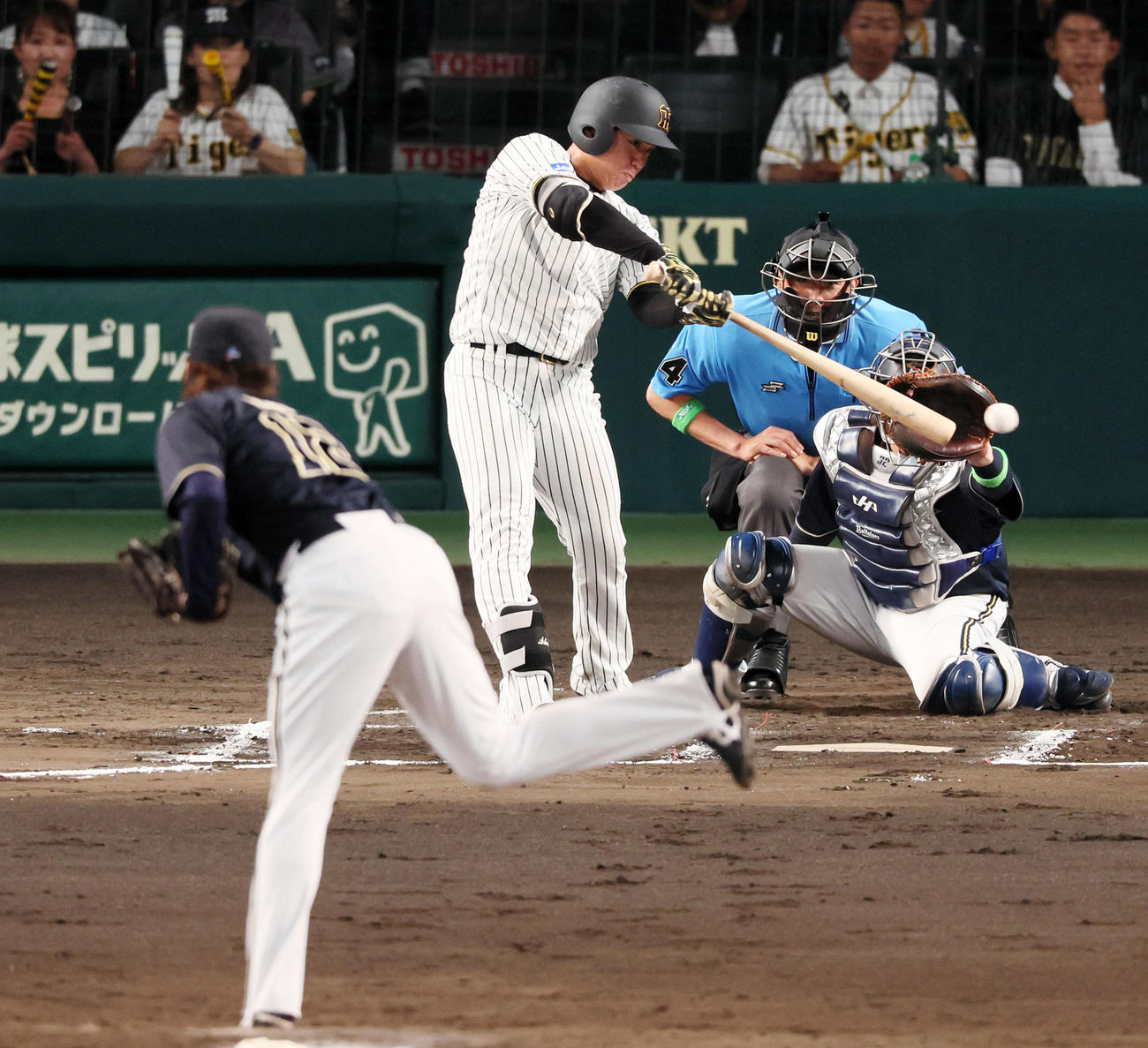 阪神対オリックス　6回裏阪神1死、村上は三塁へ内野安打を放つ。投手東（撮影・加藤哉）