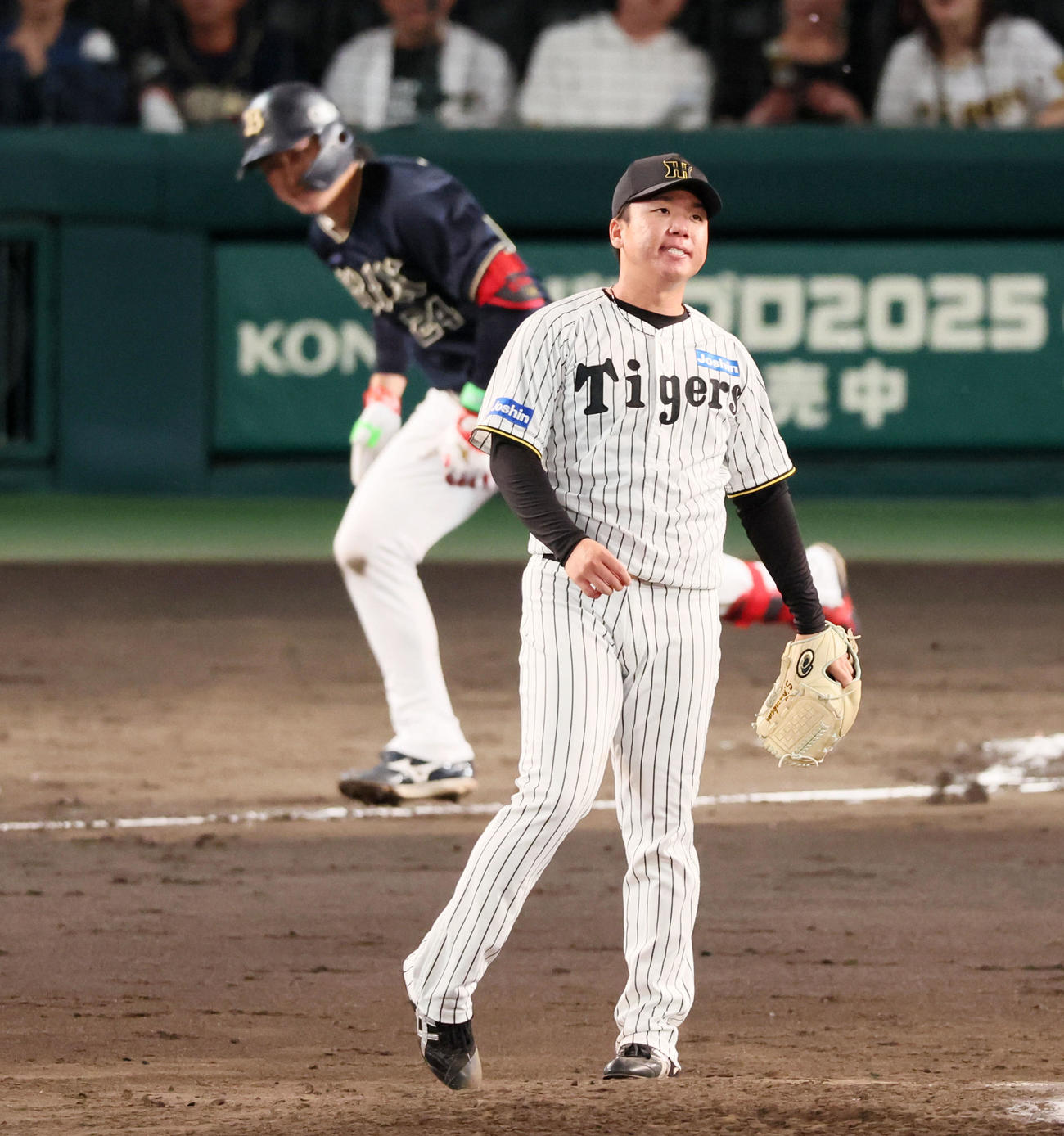 阪神対オリックス　7回表オリックス1死、村上は紅林に中前打を許す（撮影・加藤哉）