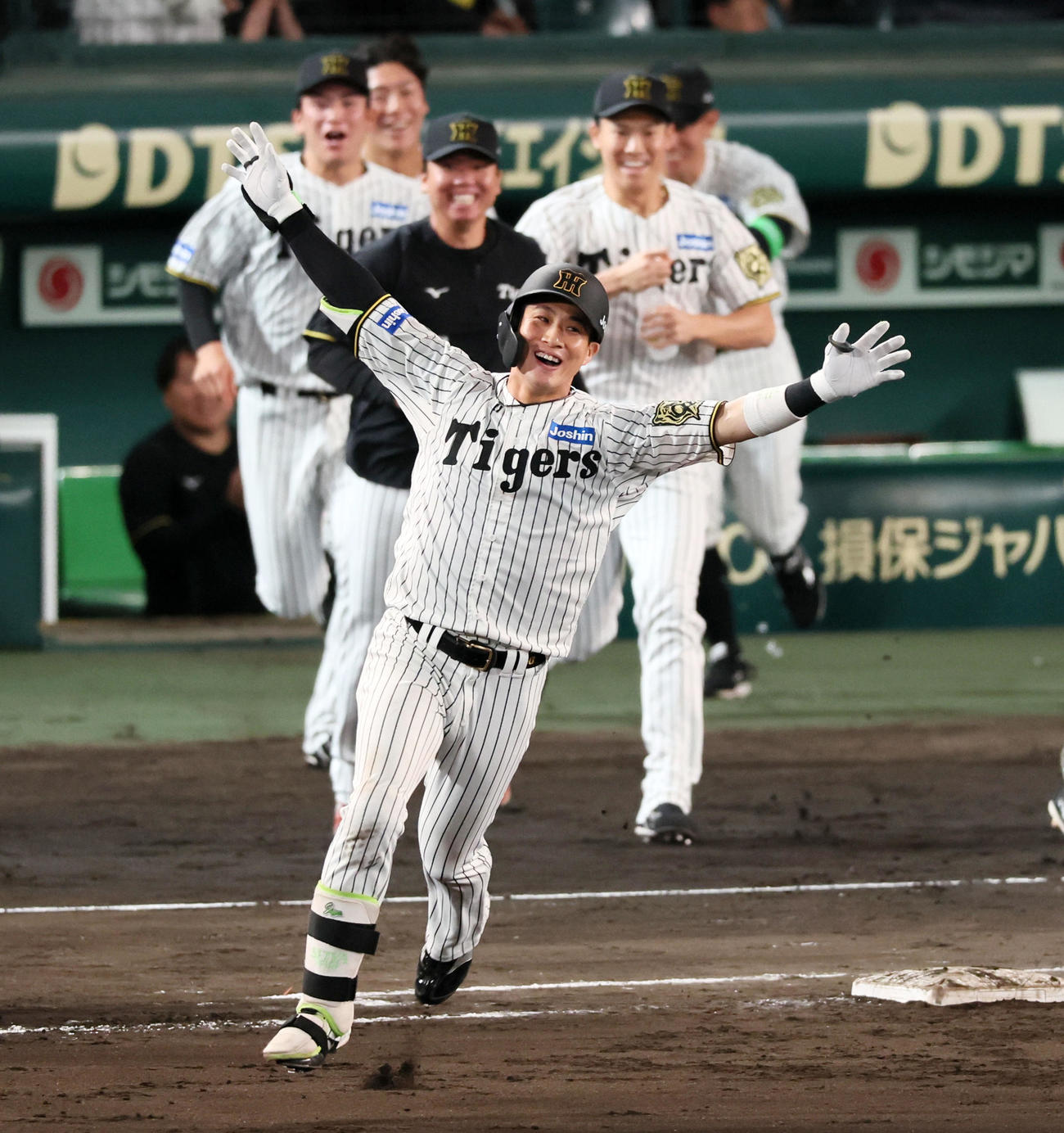 阪神対オリックス　10回裏阪神1死満塁、木浪はサヨナラ右前適時打を放つ（撮影・加藤哉）