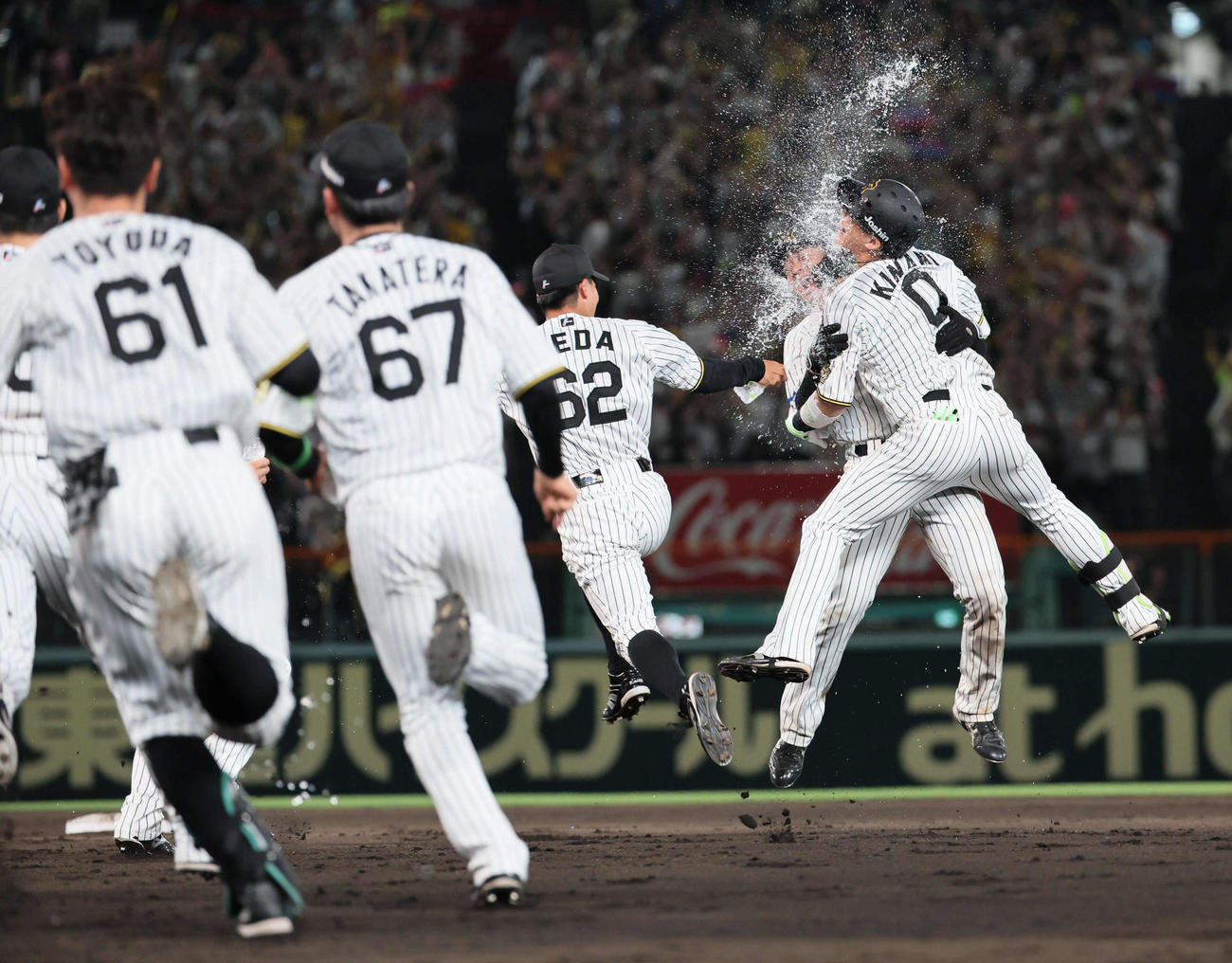 阪神対オリックス　10回裏阪神1死満塁、木浪（右端）はサヨナラ適時打を放ち歓喜する（撮影・宮崎幸一）