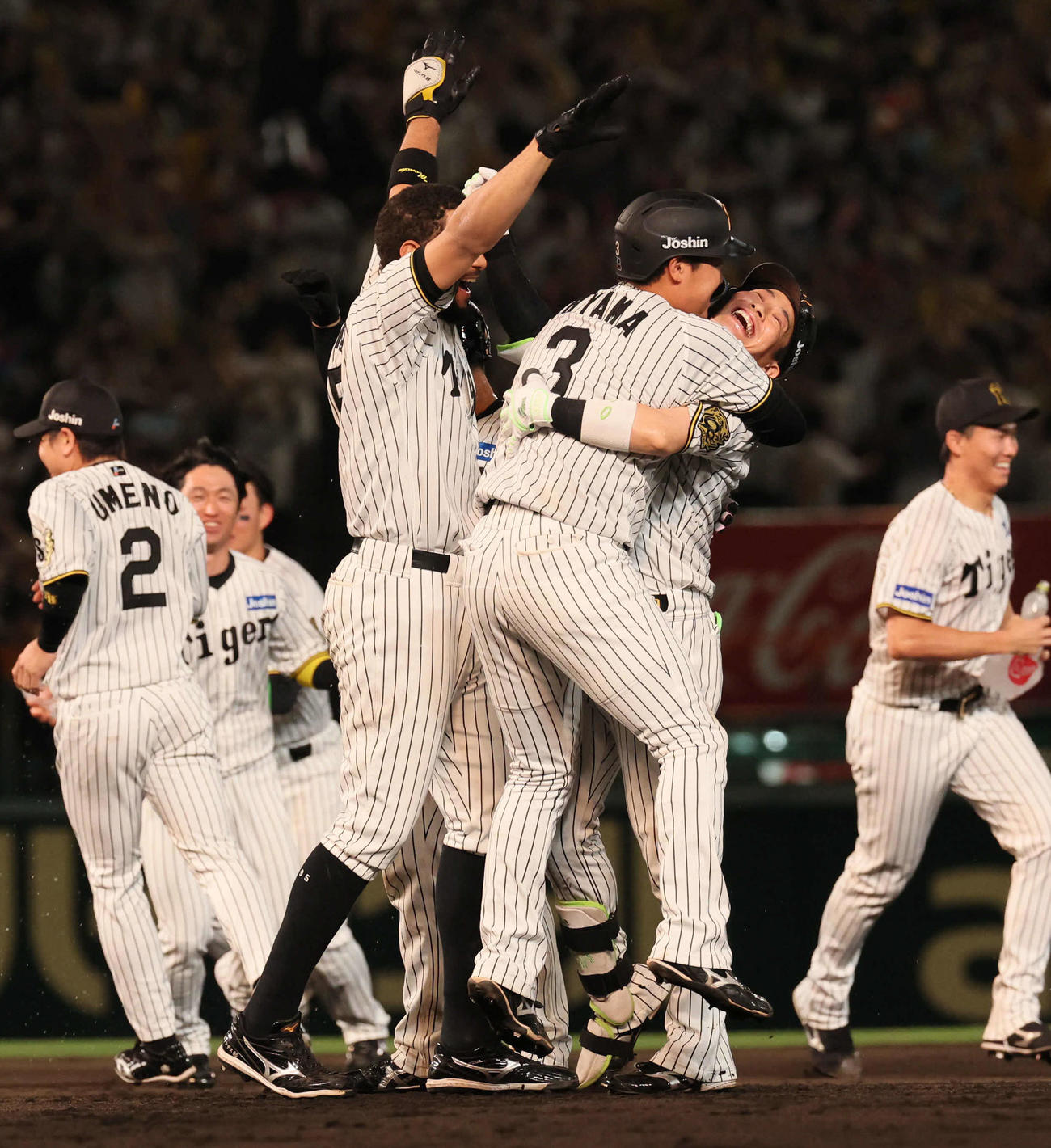 阪神対オリックス　10回裏阪神1死満塁、木浪（右）はサヨナラ適時打を放ち歓喜する（撮影・宮崎幸一）