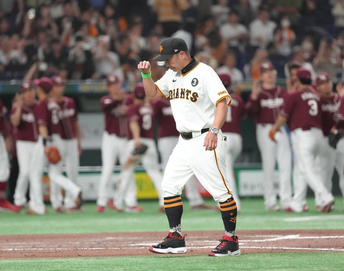巨人対楽天　楽天に敗れ、がっくりと引き揚げる巨人阿部監督（撮影・足立雅史）