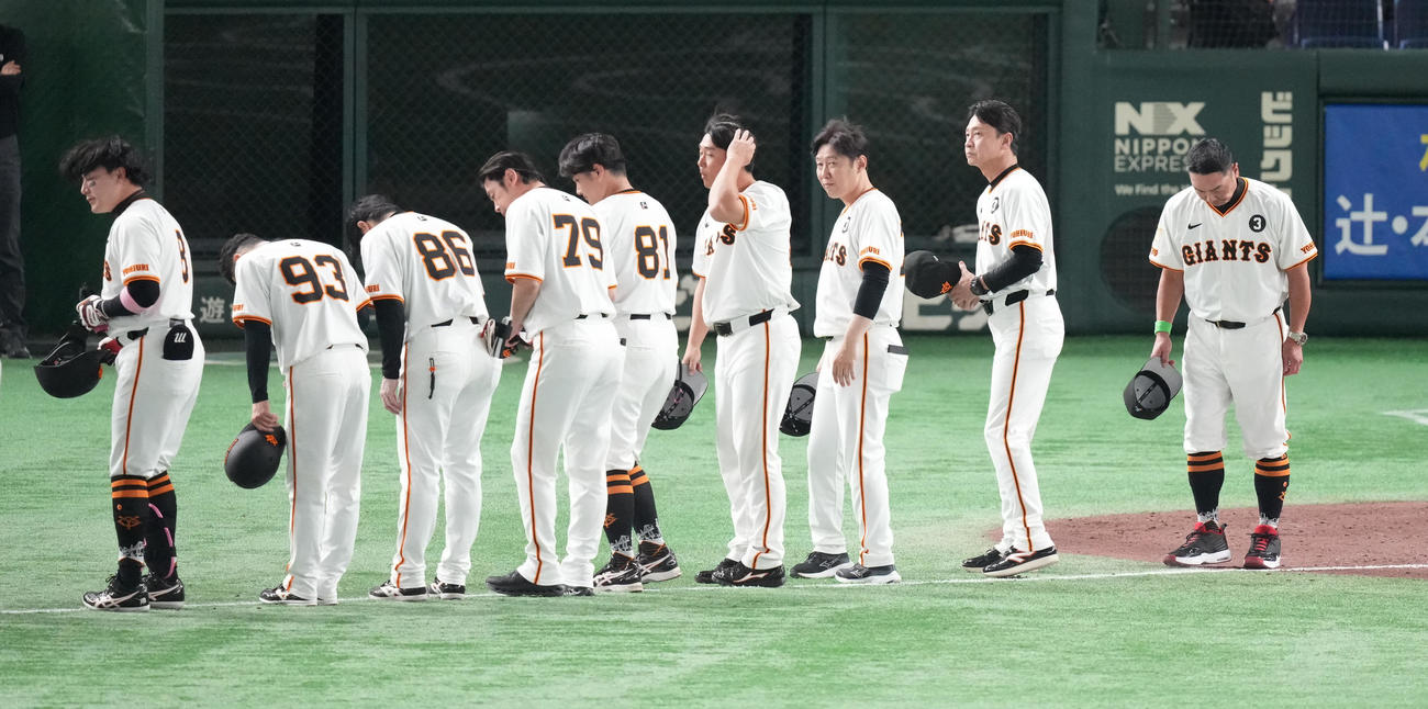 楽天に敗れ、ファンに一礼する巨人阿部監督（右）（撮影・鈴木みどり）