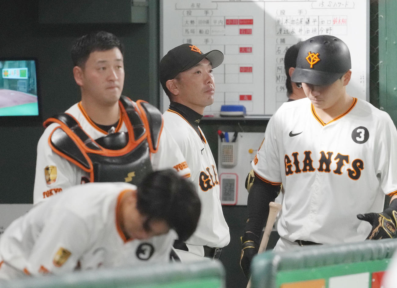 巨人対楽天　戦況を見つめる巨人阿部監督（中央）（撮影・足立雅史）