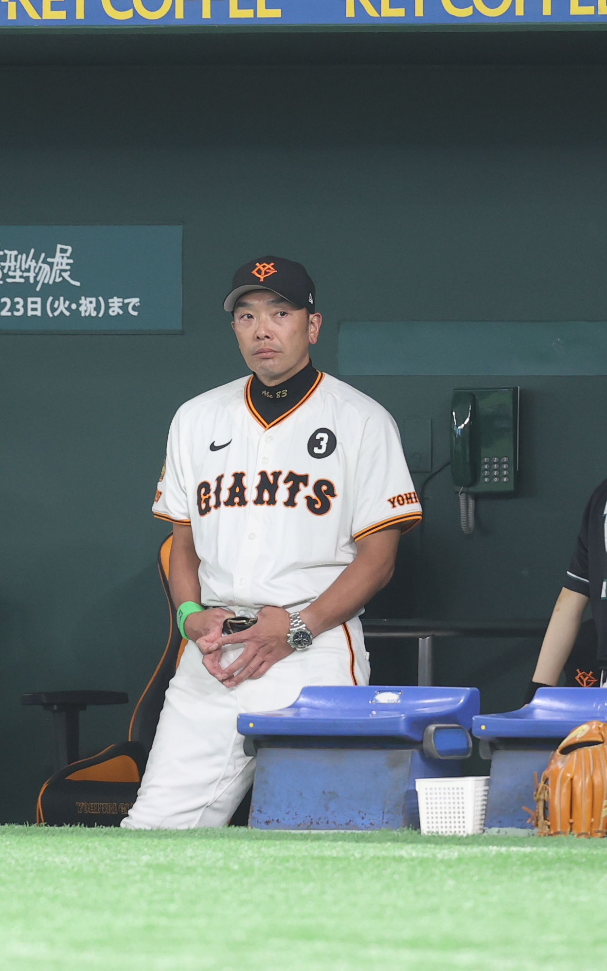 巨人対楽天　戦況を見守る巨人阿部監督（撮影・水谷安孝）