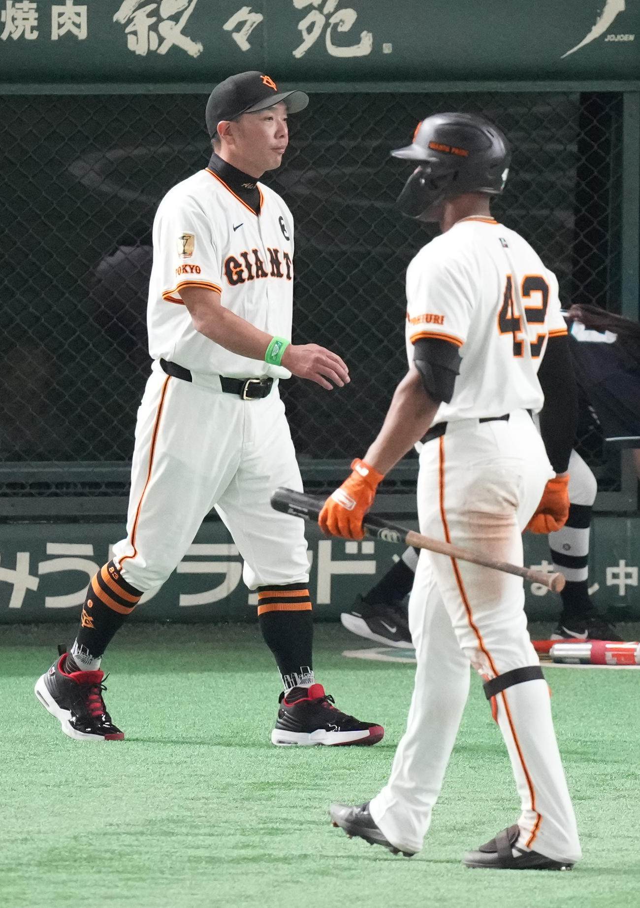 巨人対楽天　8回裏巨人2死、空振り三振に倒れベンチへ戻るヘルナンデス（右）と選手交代を告げに行く阿部監督（撮影・鈴木みどり）