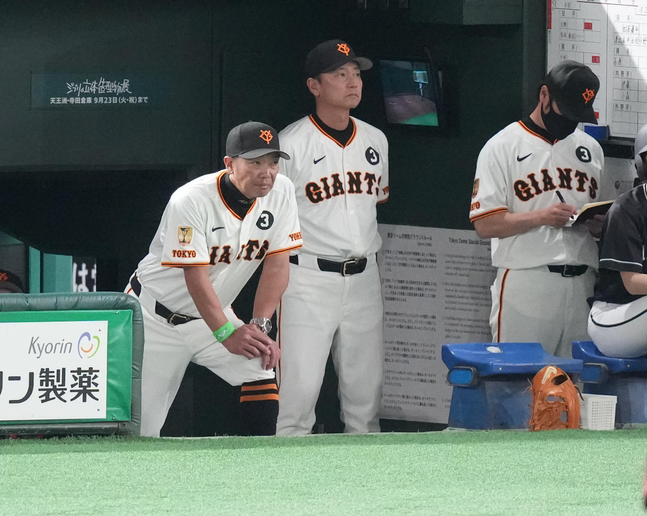 巨人対楽天　ベンチで浮かない表情の巨人阿部監督（左）（撮影・鈴木みどり）
