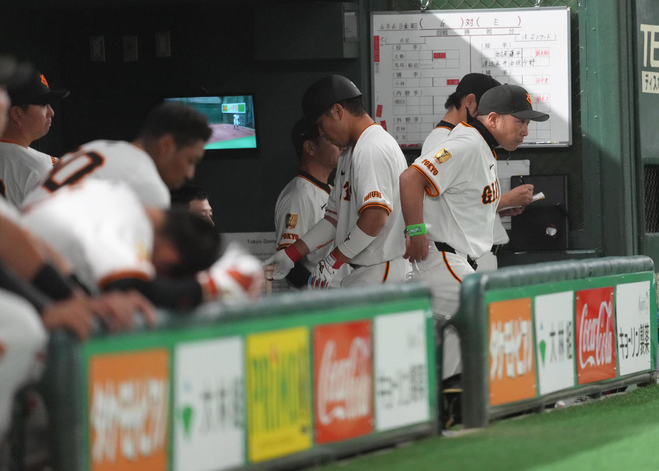 巨人対楽天　楽天に敗れ、あいさつへベンチを出る巨人阿部監督（右端）（撮影・足立雅史）