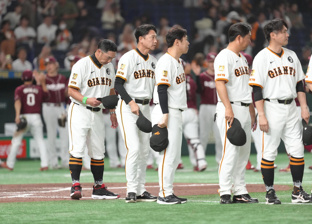 巨人対楽天　楽天に敗れ、スタンドにあいさつする巨人阿部監督（左端）ら（撮影・足立雅史）