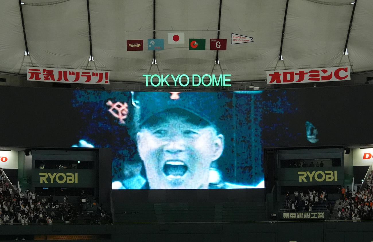 試合前、長嶋さんの映像が場内に流される（撮影・足立雅史）