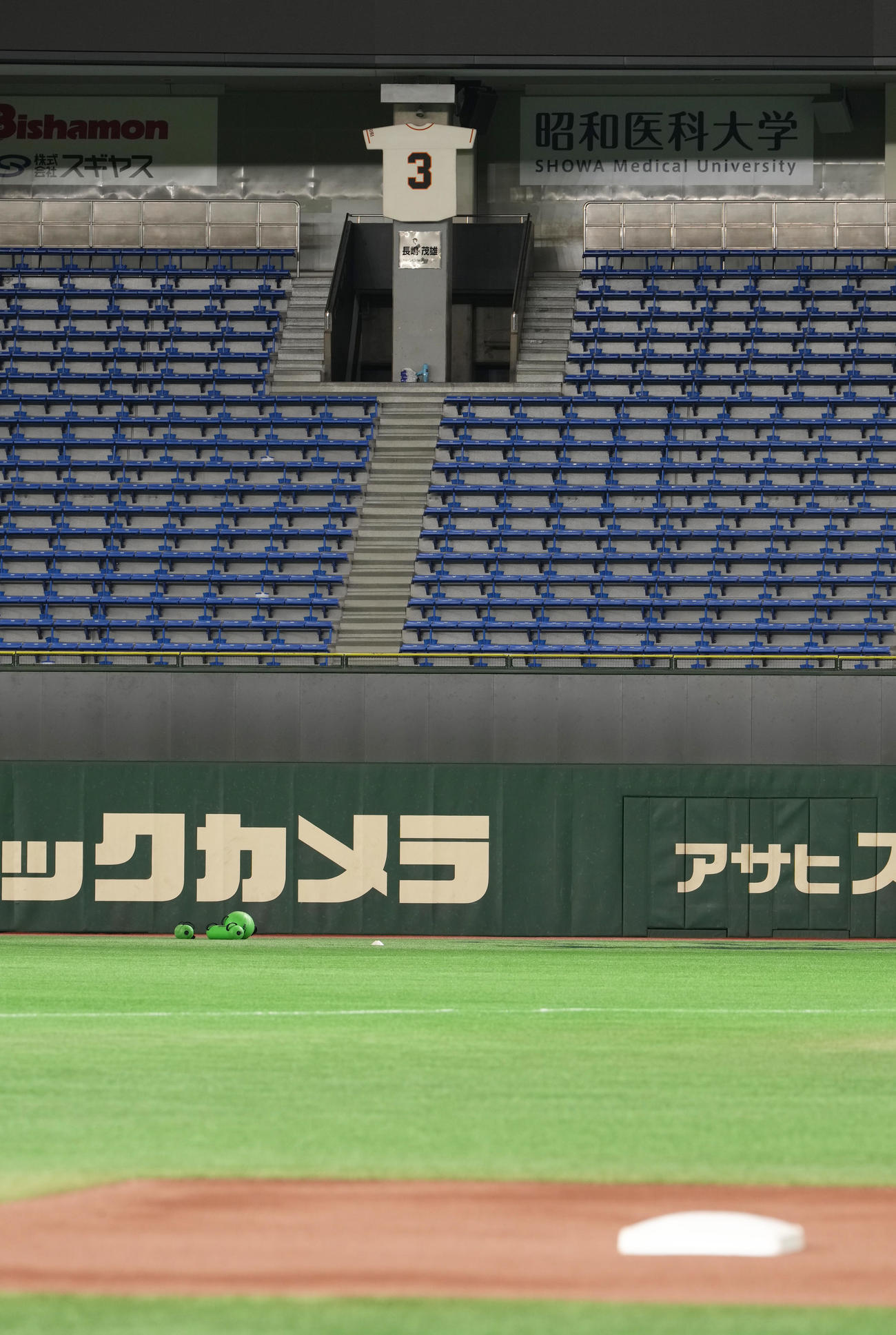 東京ドームの三塁ベースと右翼スタンドの長嶋さんの背番号「3」のレリーフ（撮影・足立雅史）