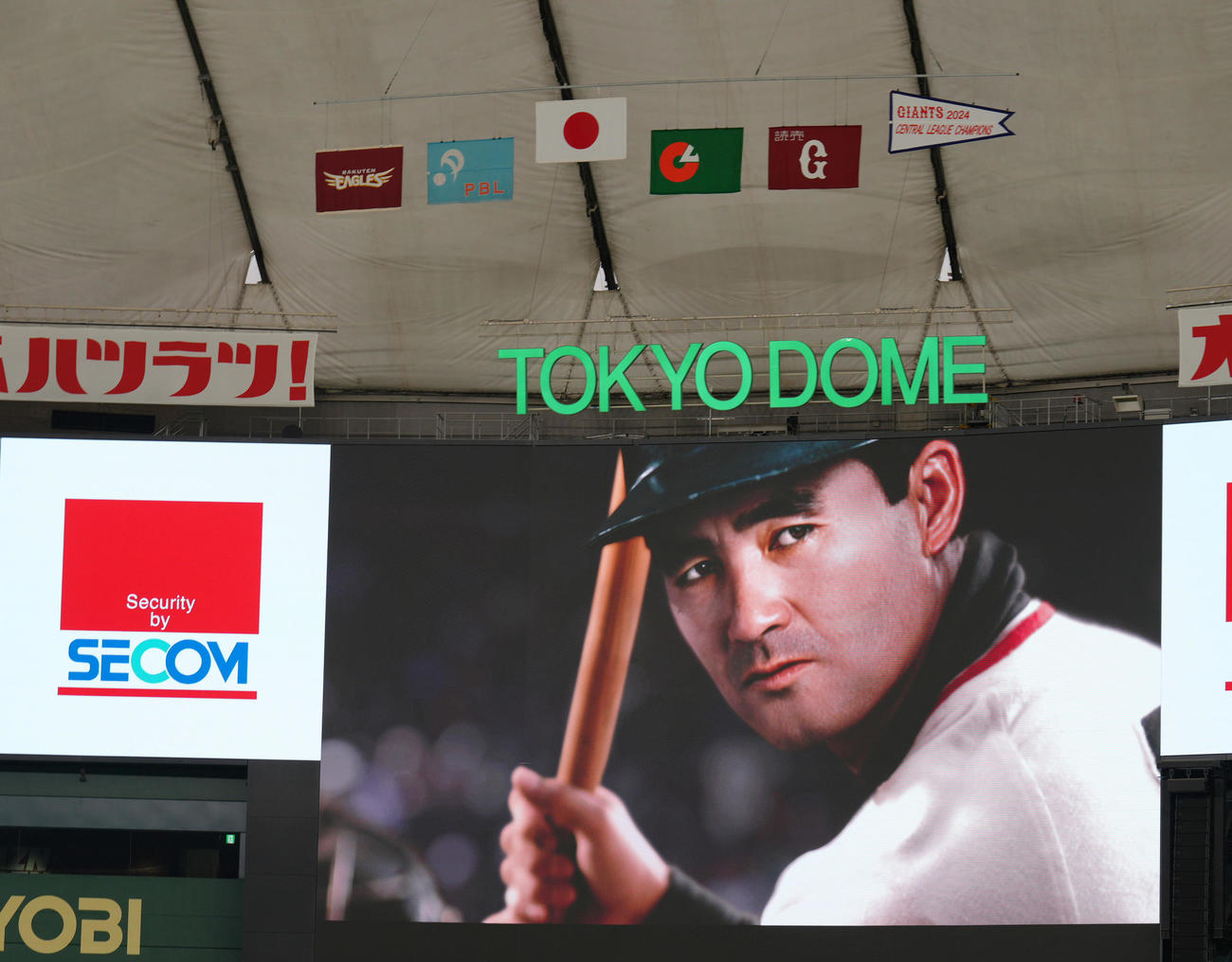 半旗の掲げられている東京ドームに長嶋さんの映像が映し出される（撮影・足立雅史）