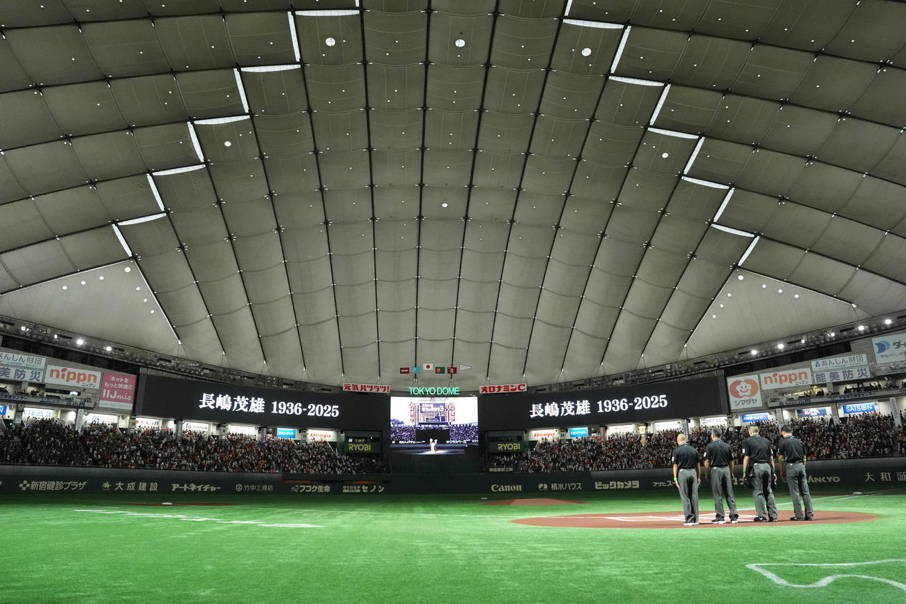 試合前、長嶋さんを悼み黙とうをささげられる（撮影・足立雅史）