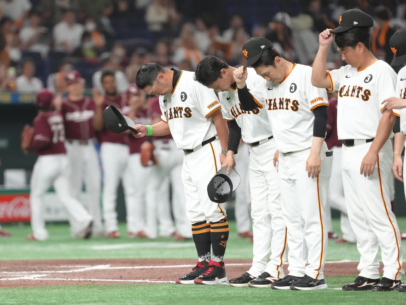 巨人対楽天　楽天に敗れ、スタンドにあいさつする巨人阿部監督（左端）ら（撮影・足立雅史）