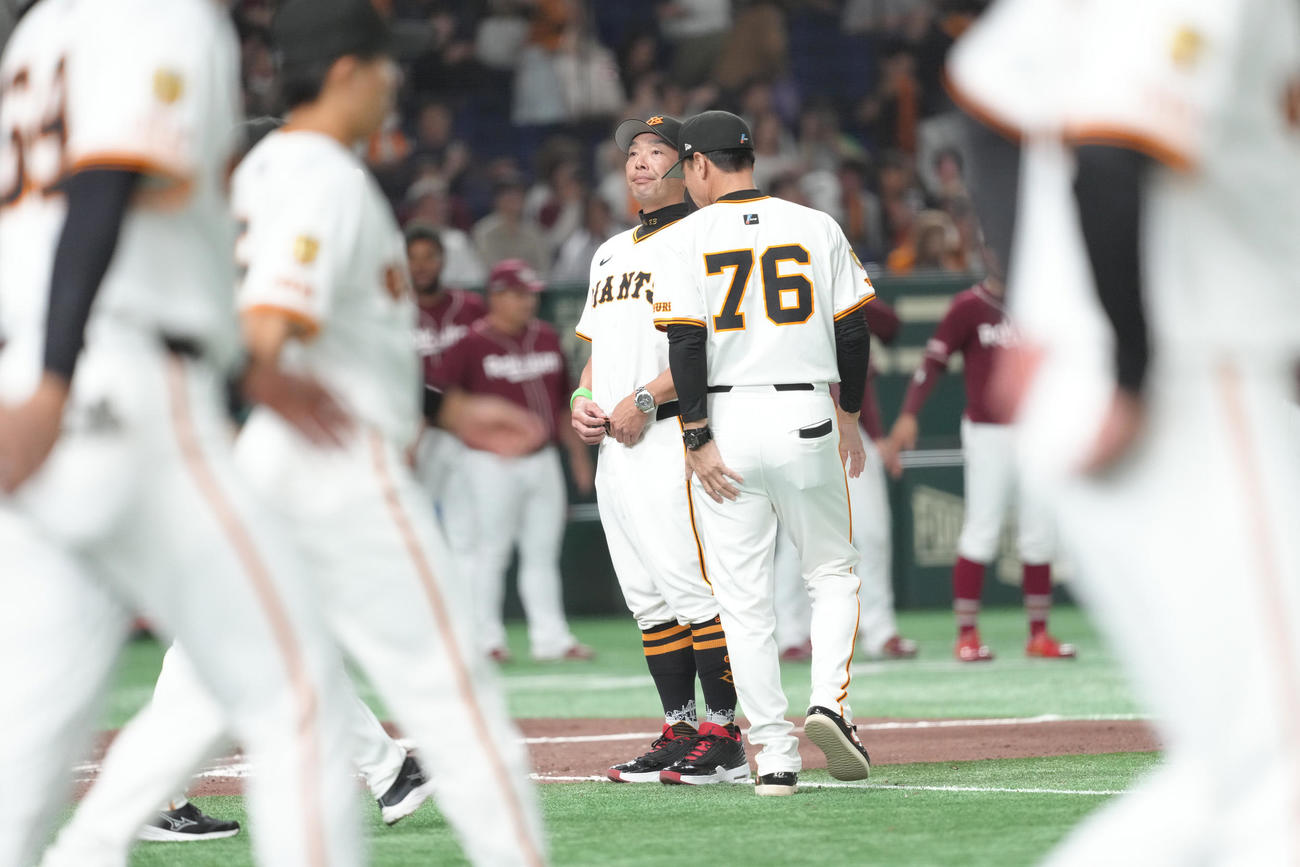 巨人対楽天　楽天に敗れ、スタンドにあいさつへ向かう巨人阿部監督（撮影・足立雅史）