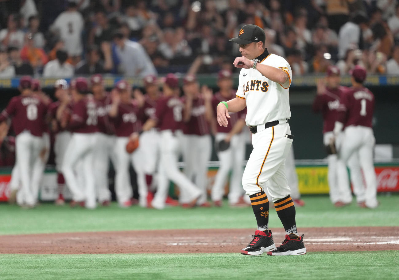巨人対楽天　楽天に敗れ、がっくりと引き揚げる巨人阿部監督（撮影・足立雅史）