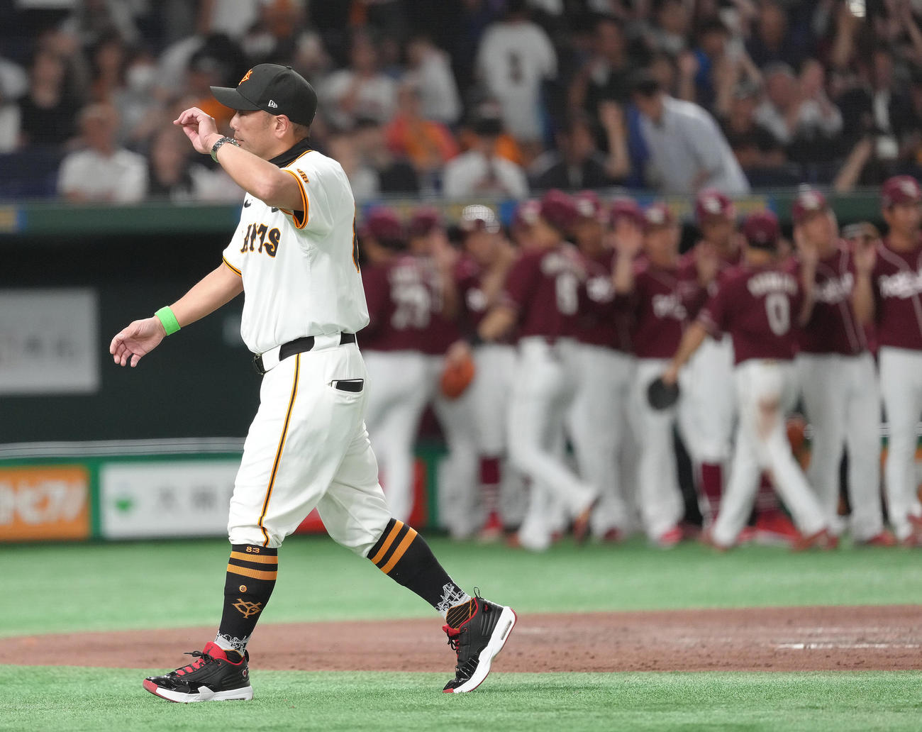 巨人対楽天　楽天に敗れ、がっくりと引き揚げる巨人阿部監督（撮影・足立雅史）