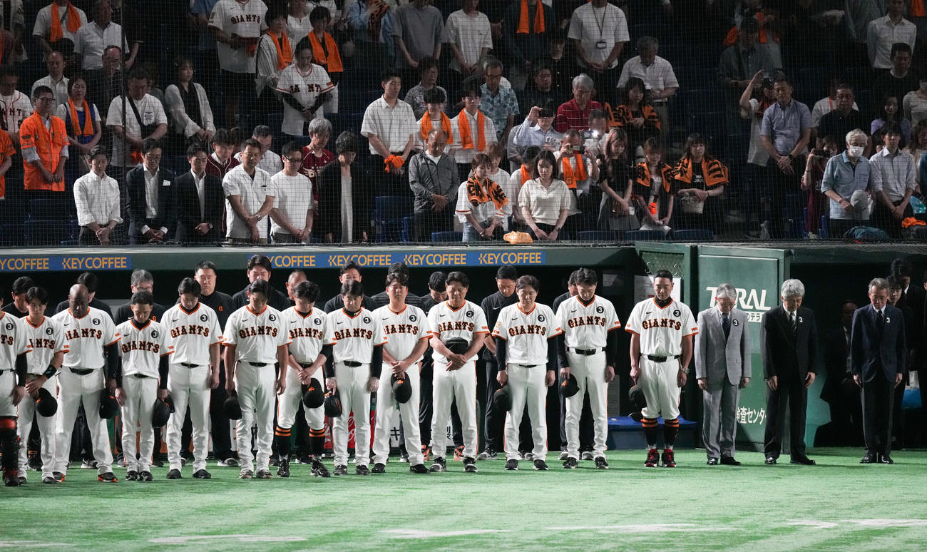 巨人対楽天　黙とうする阿部監督（右手前から4人目）と巨人ナイン（撮影・鈴木みどり）