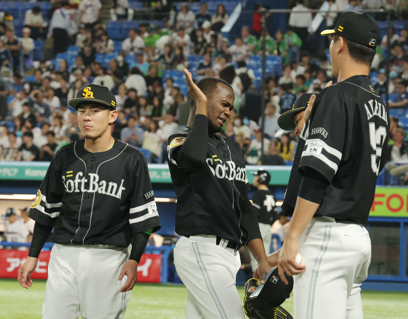 ヤクルト対ソフトバンク　8回裏を抑え、秋広（手前）らチームメートに迎えられるモイネロ（中央）（撮影・河田真司）