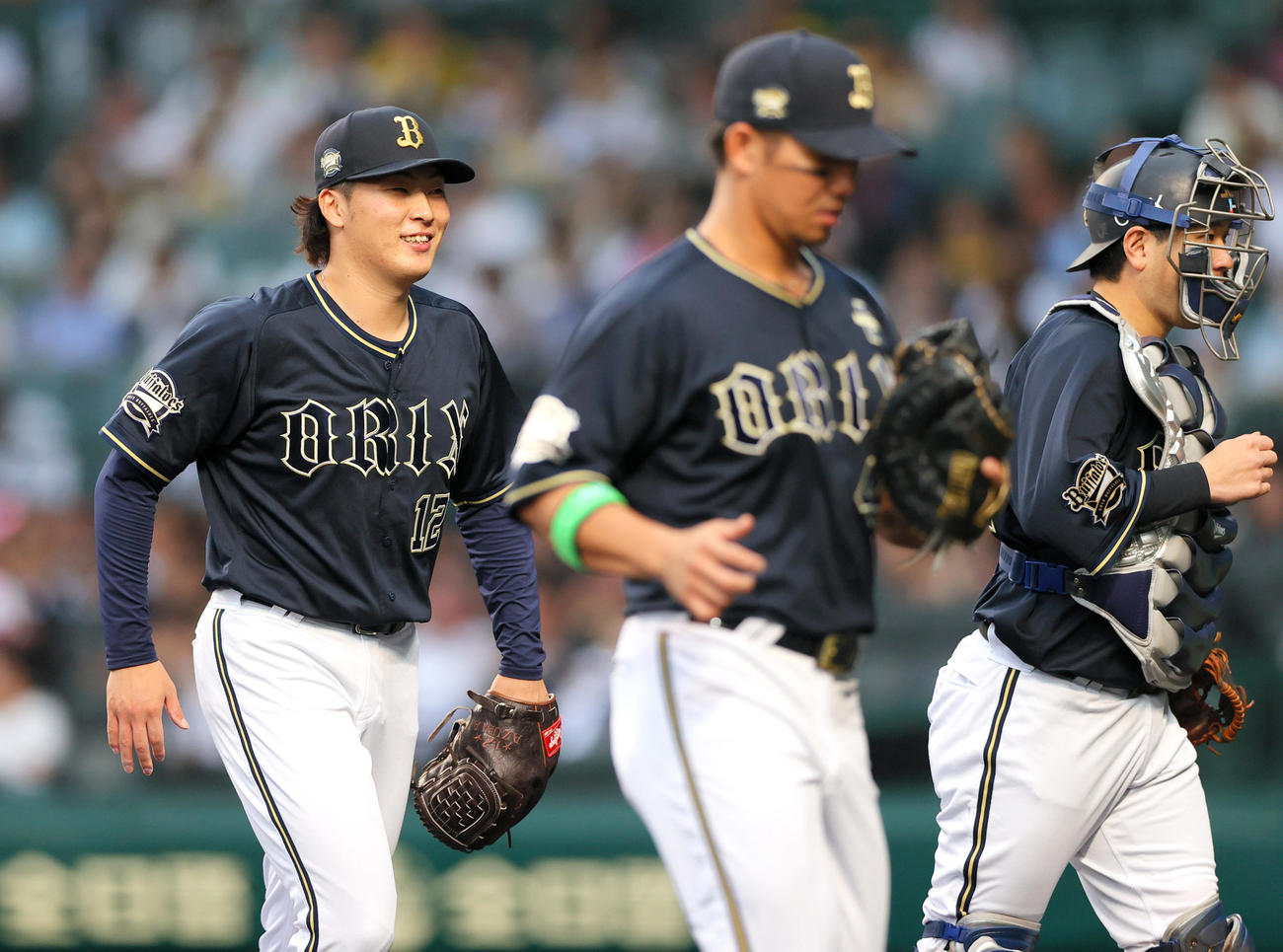 阪神対オリックス　オリックス先発の東（左）初回を投げ終え笑顔でベンチへ引きあげる（撮影・上山淳一）