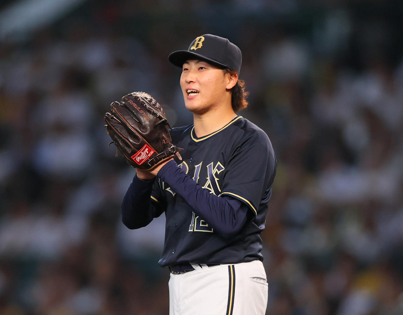 阪神対オリックス　5回裏阪神無死一塁、東は大山を三ゴロ併殺に仕留め好捕した三塁手広岡に向かって笑顔を見せる（撮影・上山淳一）