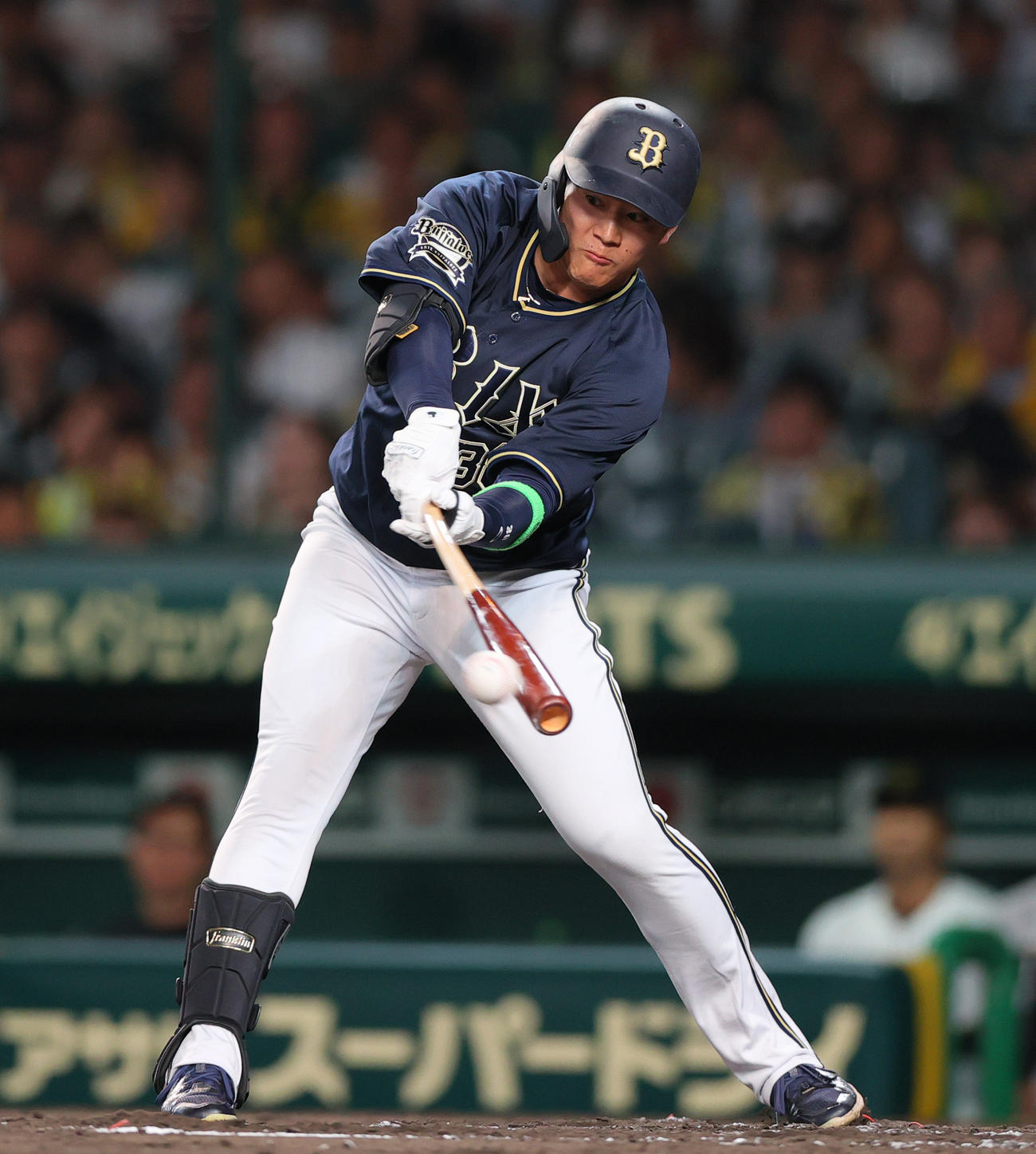 阪神対オリックス　8回表オリックス1死、代打来田は中前打を放つ（撮影・上山淳一）