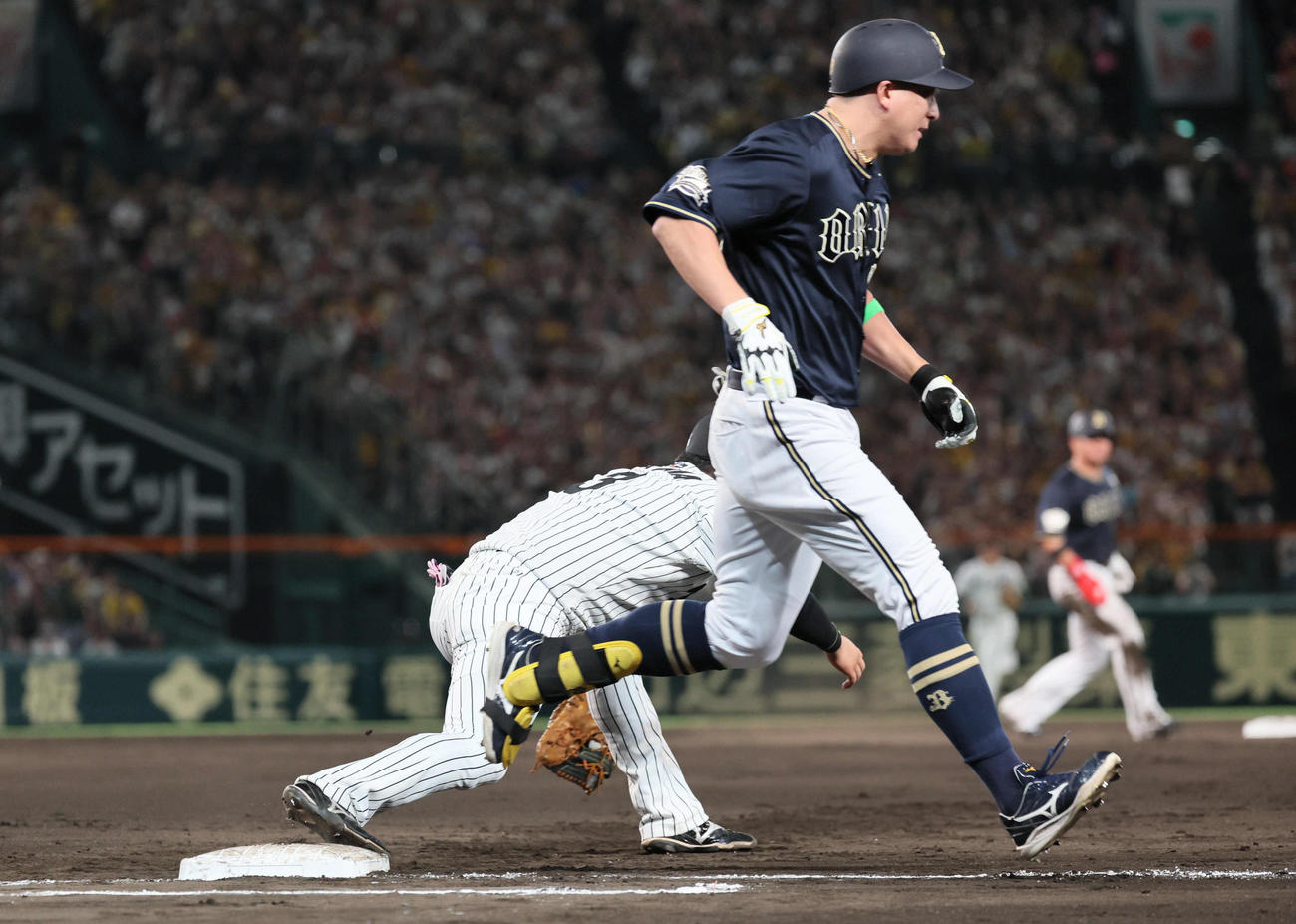 阪神対オリックス　7回表オリックス1死一、二塁、杉本は遊ゴロ併殺打に倒れる（撮影・宮崎幸一）