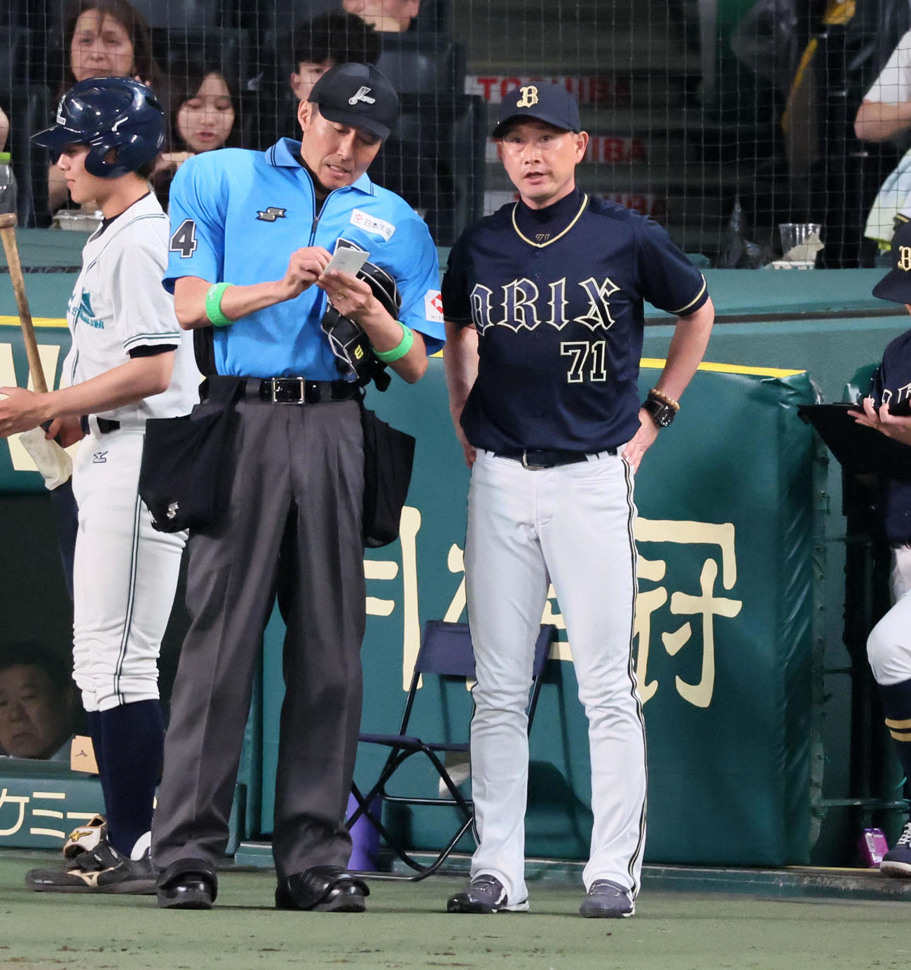 阪神対オリックス　8回表を終え選手交代を告げる岸田監督（撮影・加藤哉）