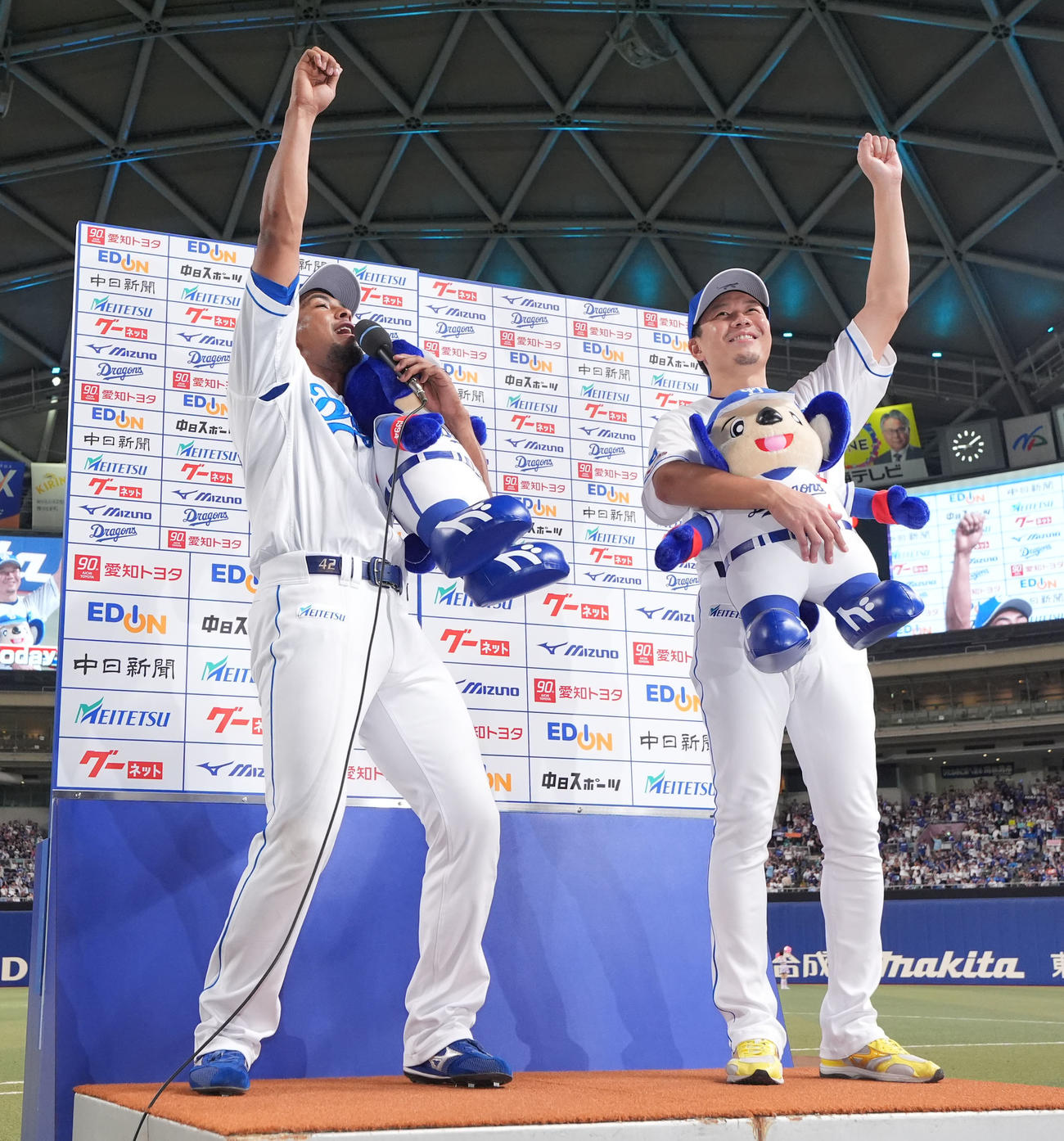 中日対ロッテ　ヒーローインタビューでポーズを決めるブライト健太（左）と大野（撮影・森本幸一）