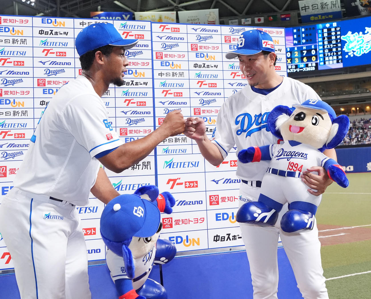 中日対ロッテ　ヒーローインタビューを終えタッチを交わす（左から）ブライト健太と大野（撮影・森本幸一）