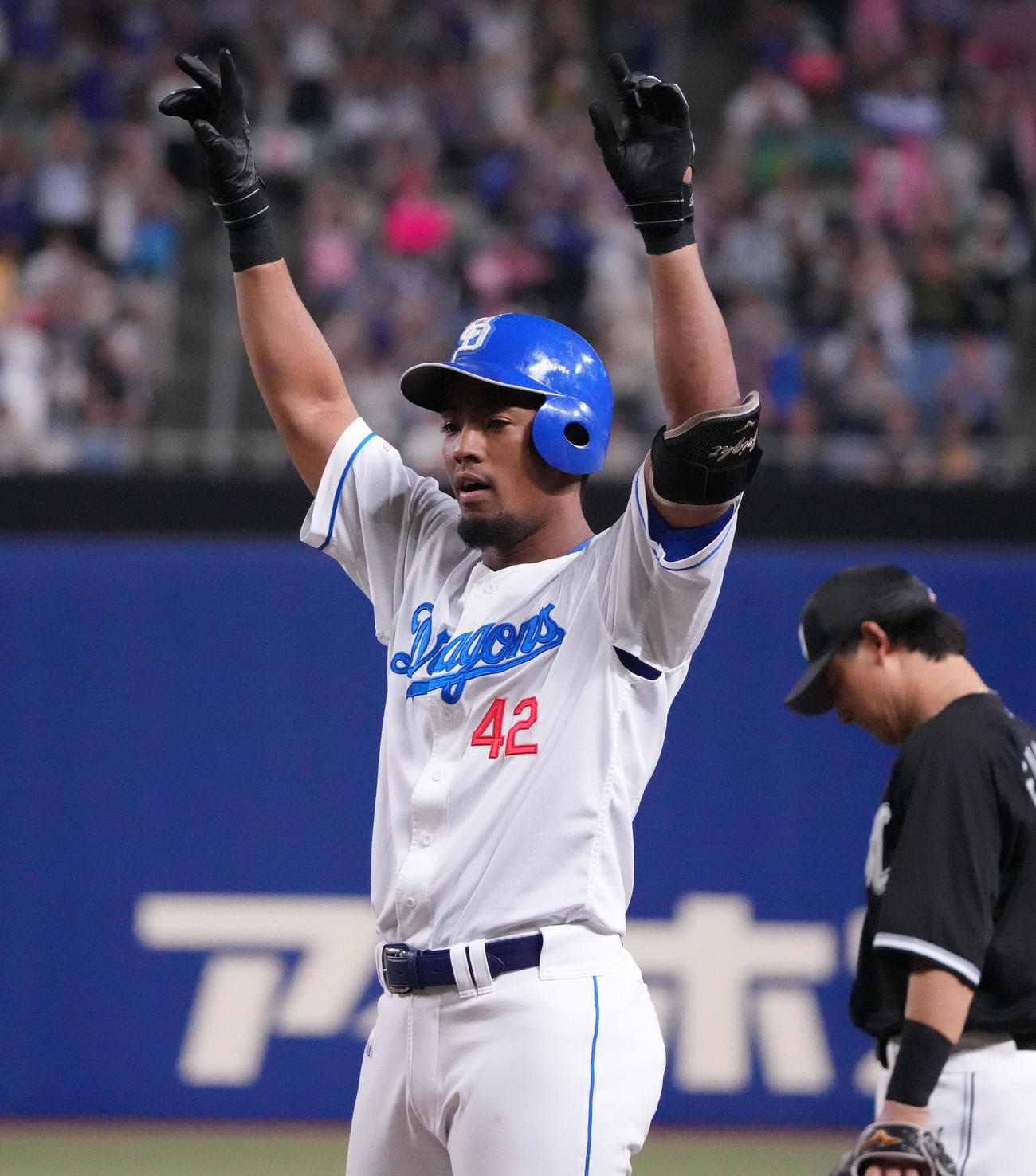 中日対ロッテ　6回裏中日2死一、二塁、右前適時打を放ちベンチへアピールするブライト健太（撮影・森本幸一）