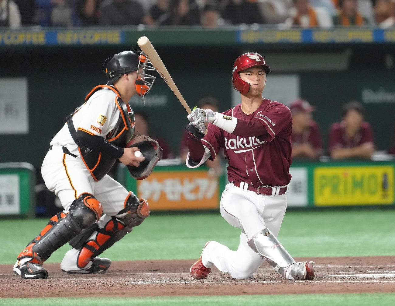 巨人対楽天　8回表楽天2死一、三塁、宗山は豪快な空振りを見せる（撮影・足立雅史）