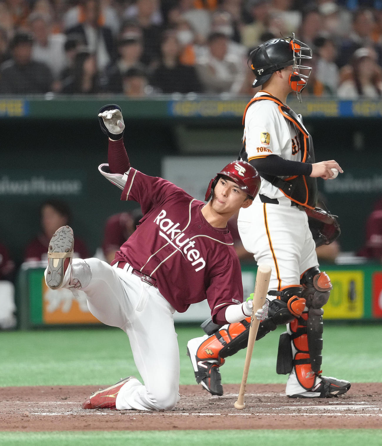 巨人対楽天　8回表楽天2死一、三塁、宗山は豪快な空振りにバランスを崩す（撮影・足立雅史）