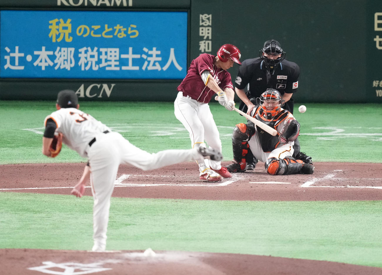 巨人対楽天　6回表楽天無死、左前打を放つ小深田。投手赤星（撮影・鈴木みどり）