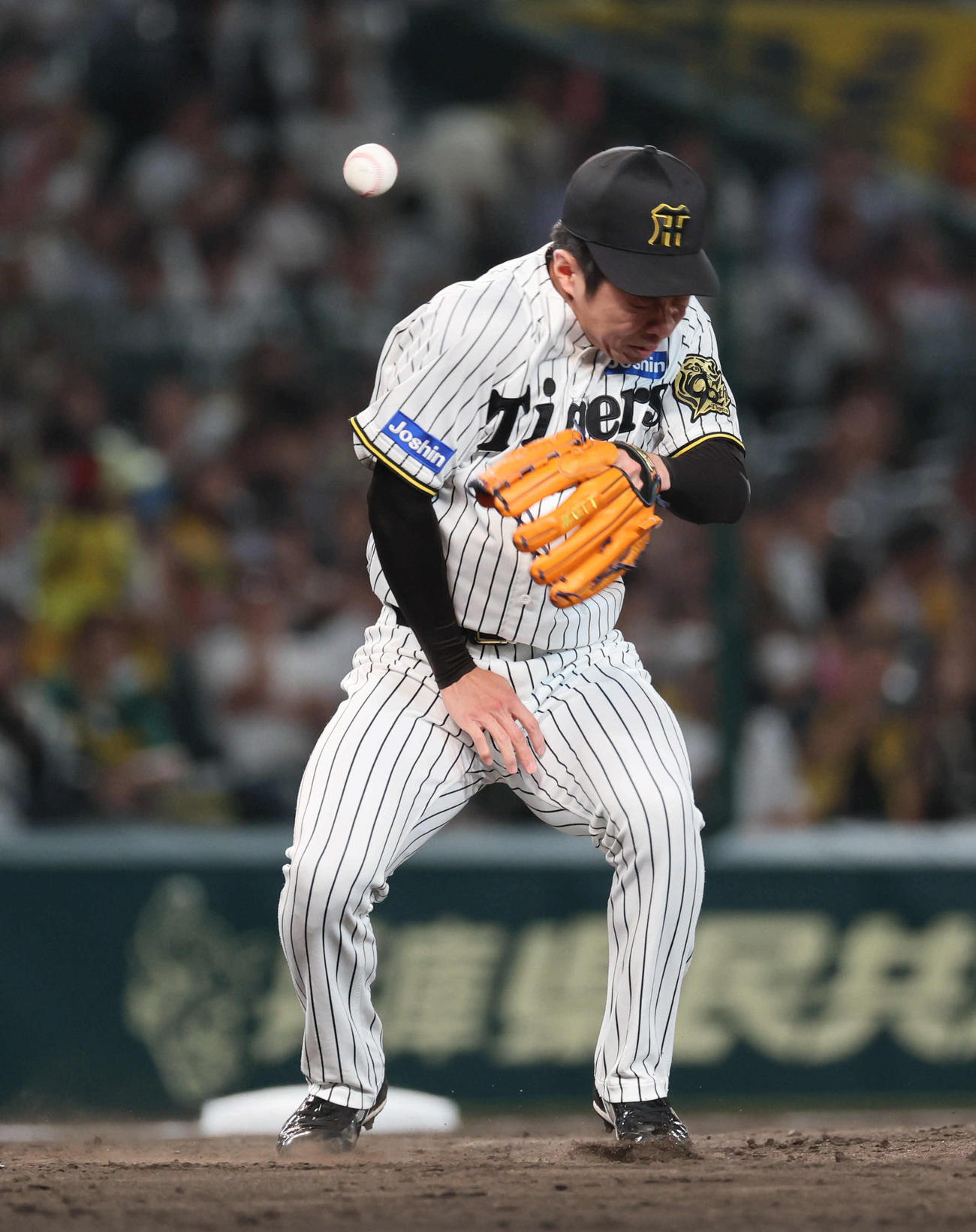 阪神対オリックス　9回表オリックス無死、石井は広岡の打球直撃を受ける（撮影・宮崎幸一）