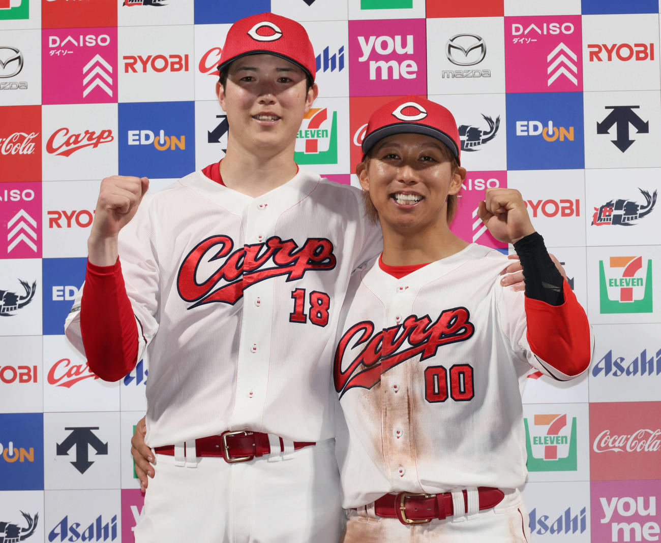 広島対西武　お立ち台でポーズを決める森下（左）と羽月（撮影・加藤孝規）
