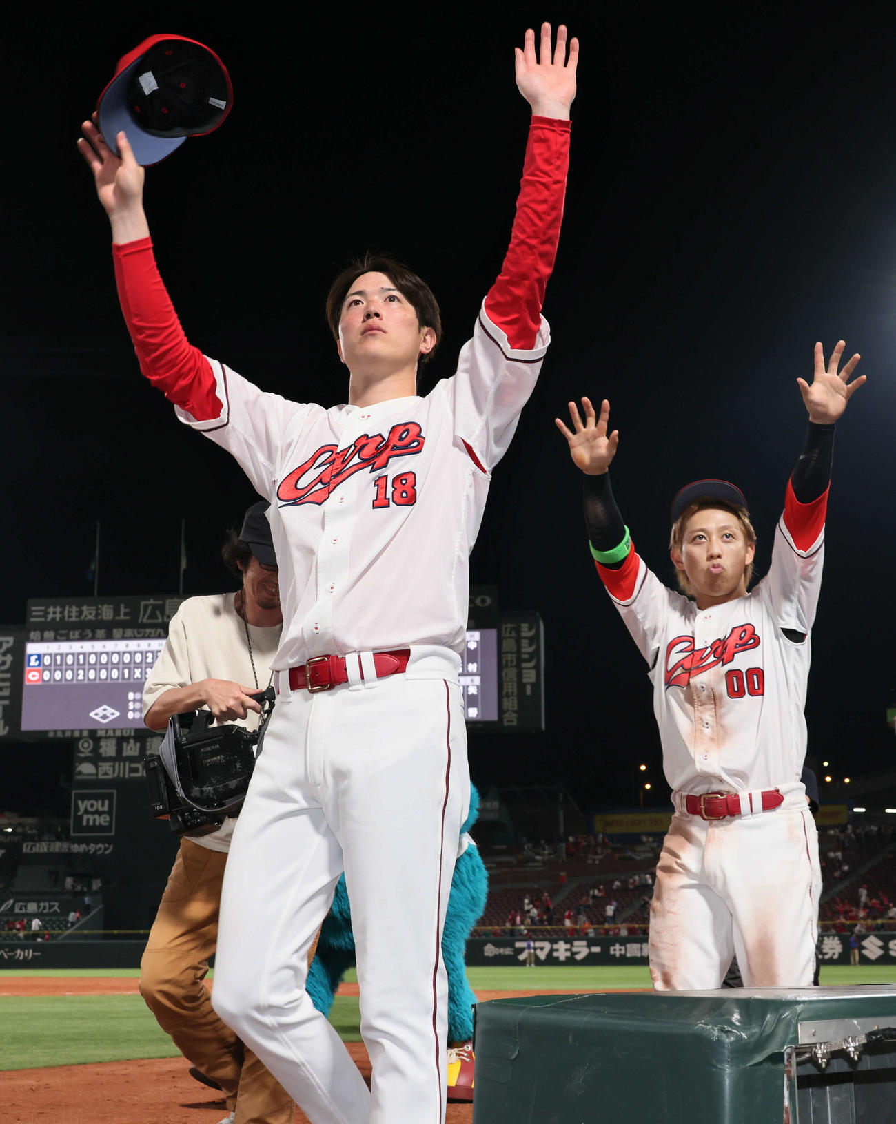 広島対西武　ファンの声援に応える森下（左）と羽月（撮影・加藤孝規）